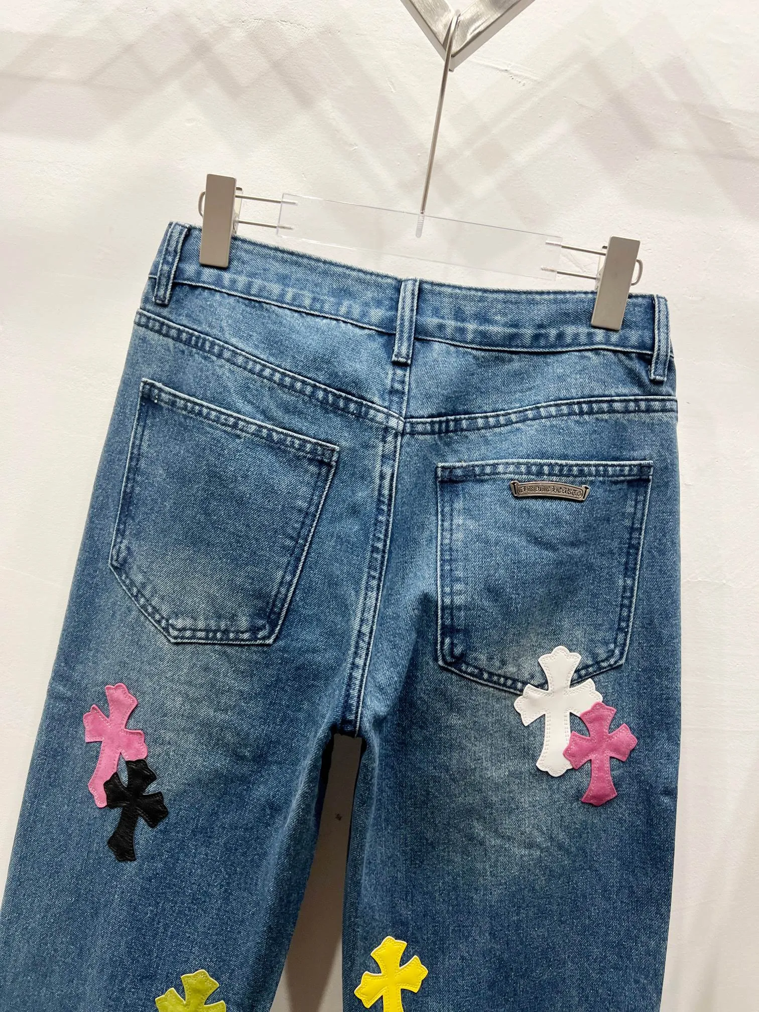P250 Style Number: (c040) Chrome Hearts & Chrome Hearts 25ss Color Cross Patch Leather Jeans Chrome Hearts’ logging pants are here! ! ! CH Croix Heart Double Knee Cross Patch Leather Bo1 Style Logging Pants Straight-leg Work Pants B136 Croix Heart Cross Sanskrit Overalls Price 24W Level, patchwork cross pattern embellishment, high-waisted washed jeans! ! Absolutely high-end luxury products, 1.9W level god-level single products, super popular products, made by top heavy industry, not to be missed. About Zangyin, this is an extremely luxurious fashion brand, which can also be called the nobles of the high street. It has always been an exclusive brand of some hipsters or rich second generation. Compared with ordinary high streets, it is more luxurious and noble. Compared with luxury brands, it has a more fashionable personality and has always been a brand that I have a special liking for. Imported yarn is custom-woven into high-density twill canvas, which ensures a crisp silhouette while also making the fabric feel very delicate. It follows the B01 classic silhouette and has a crisp and stylish upper body. The ready-made garments are stone-ground and fermented and can be matched with any style. Buttons and zinc-drawn washables are genuine YKK retro metal products. Double-layered canvas on the front. Perfect details. All hardware is perfect. Size: 28-30-32-34-36 Color: Blue